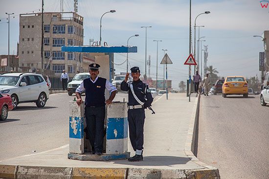 Irak, Hillah (Al Hilla). Posterunek policji na skrzyzowaniu w centrum miasta.